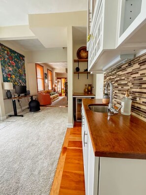 Smart TV, fireplace, stereo