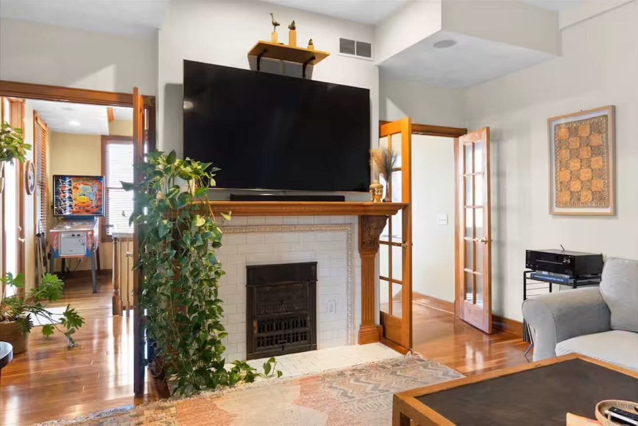 Smart TV, fireplace, stereo