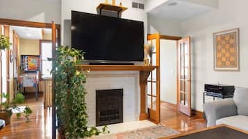 Smart TV, fireplace, stereo