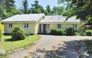 Exterior - Stunning home in Græsted with sauna (Græsted)