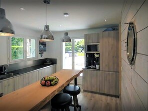 Private kitchen - Villa Eau Bleue - Enjoy the Alps near Lake Annecy - OVO Network (Doussard)