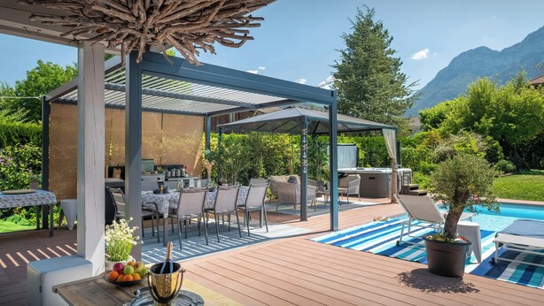 Ulkoterassi, jossa on pergola, grillauspaikka ja uima-allas.