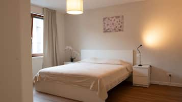 Desk, iron/ironing board, WiFi, bed sheets