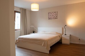 Desk, iron/ironing board, WiFi, bed sheets - Golden Harmony Apartment in Zurich Oerlikon (Zürich)
