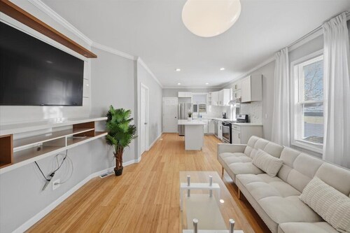 2BR House w/ Free Parking / Fully Equipped Kitchen / Spacious / Family Friendly