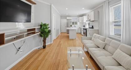 2BR House w/ Free Parking / Fully Equipped Kitchen / Spacious / Family Friendly