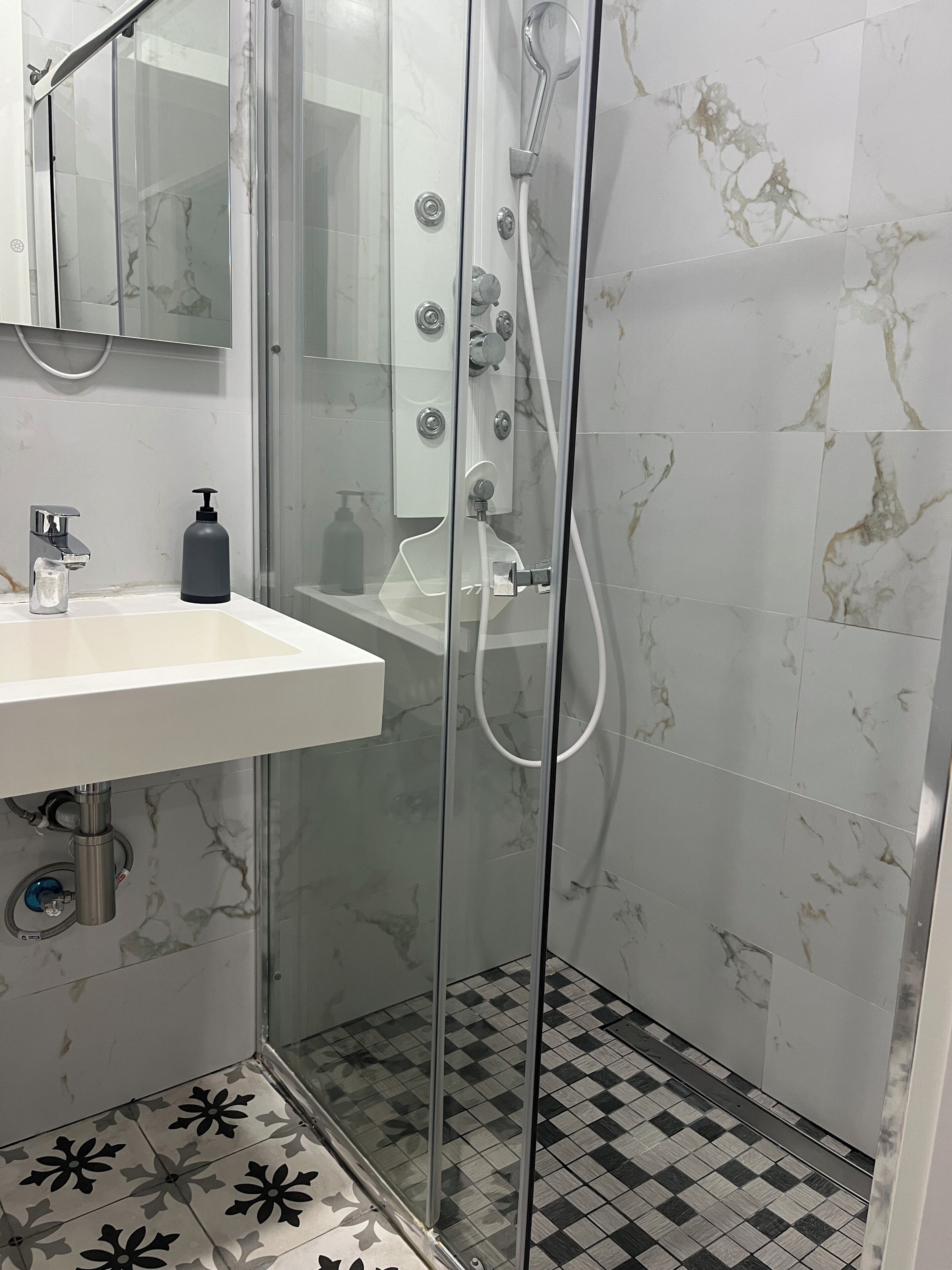 Secador de pelo, toallas, jabón y papel higiénico