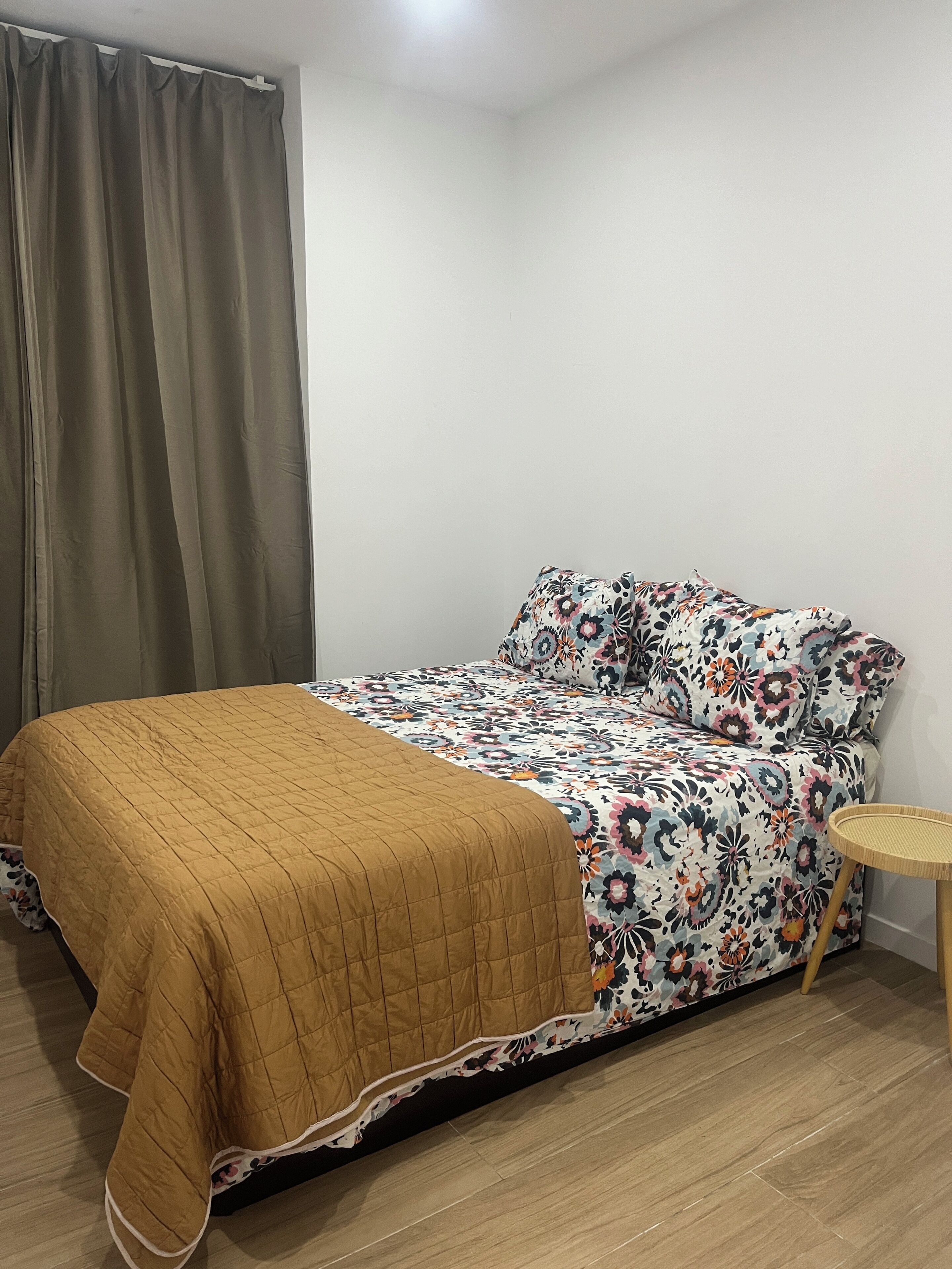 1 slaapkamer, een strijkplank/strijkijzer, wifi, beddengoed