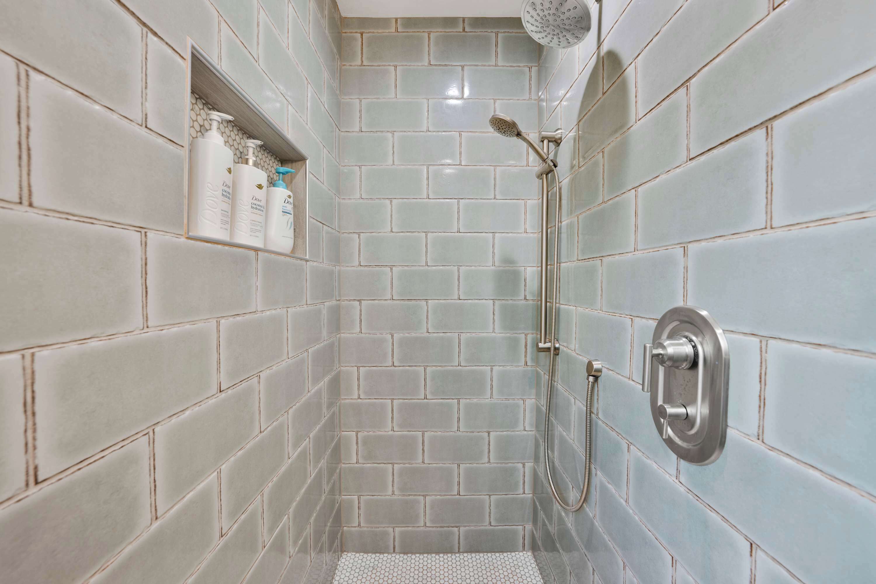 Douche, sèche-cheveux, serviettes fournies, shampoing