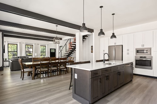 Luxury 4BR Retreat • Walkable • Game & Media Room