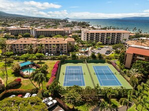 A hotel with multiple buildings, a tennis court, and a pool area. - Kihei Maui Vista Condo | 3 Pools, Walk to Beach, Tennis, Pickleball, AC (Kihei)