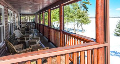Pamoola Lodge - Waterfront| sleeps 11+|Private Dock