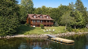 A lodge with a dock extending into a lake, surrounded by trees. - Pamoola Lodge - Waterfront| sleeps 11+|Private Dock (Rockwood)