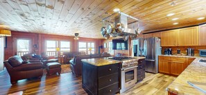 Fridge, microwave, oven, stovetop - Pamoola Lodge - Waterfront| sleeps 11+|Private Dock (Rockwood)