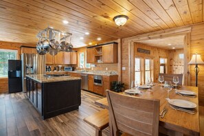 Fridge, microwave, oven, stovetop - Pamoola Lodge - Waterfront| sleeps 11+|Private Dock (Rockwood)