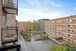 Lejlighed - 2 soveværelser - balkon - udsigt til have | Overnatningsstedets område
