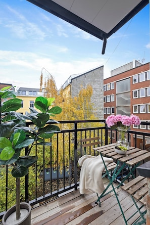 Lejlighed - 2 soveværelser - balkon - udsigt til have | Balkon
