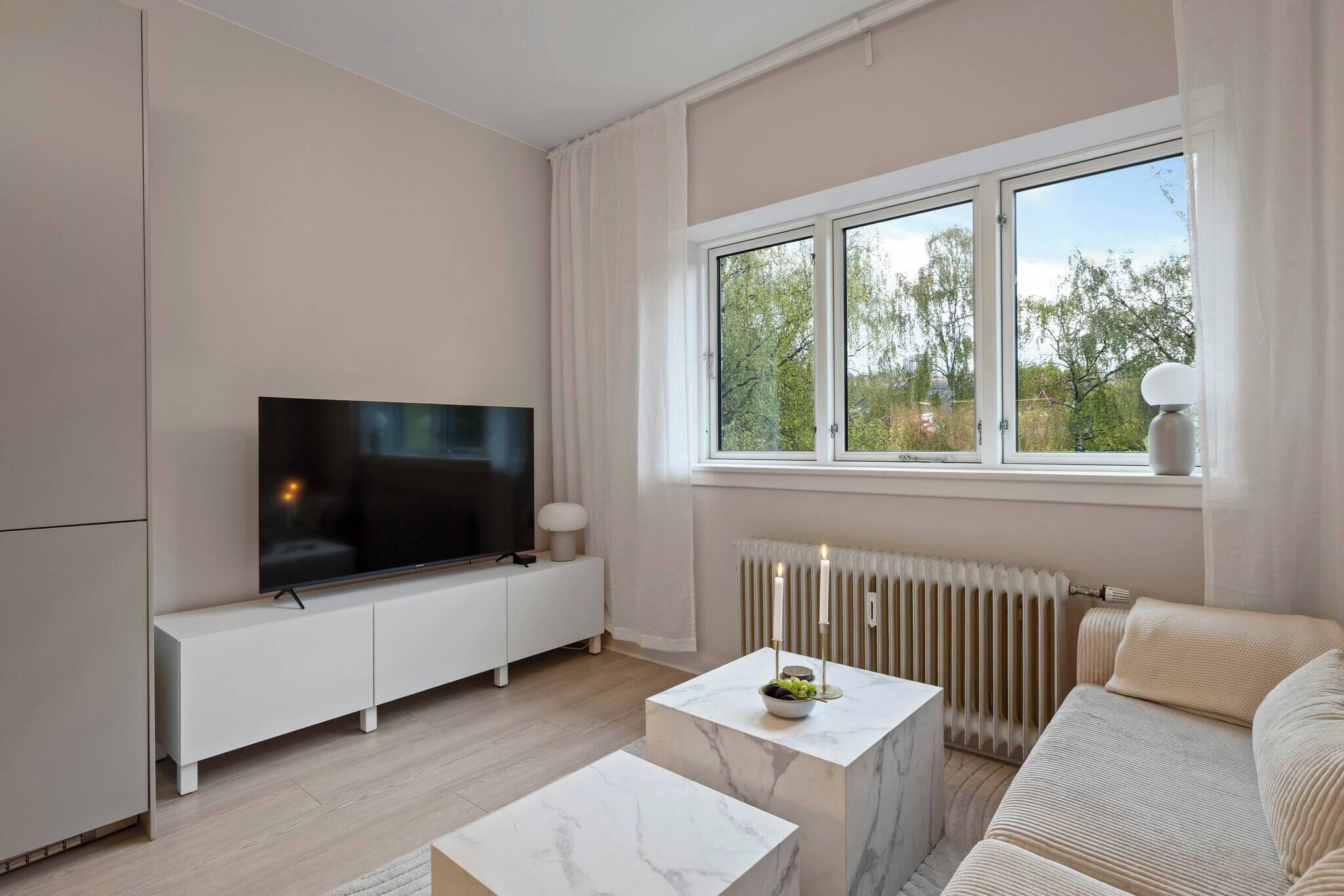 Lejlighed - 2 soveværelser - balkon - udsigt til have | Stue