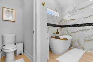 Secador de cabelo, toalhas de banho, sabonete, papel higiênico
