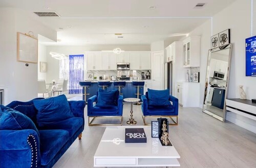 Villa De Briley - Downtown HTX - Fire Pit - Photo Booth!
Luxury Family Retreat