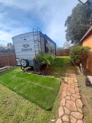 Property grounds - Lovely 1-bedroom recreational vehicle with AC in Sacramento near Rancho Cordova (Sacramento)