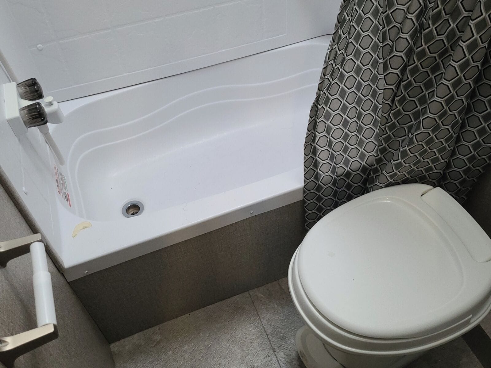 Toalhas de banho, papel higiênico