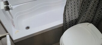 Lovely 1-bedroom recreational vehicle with AC in Sacramento near Rancho Cordova