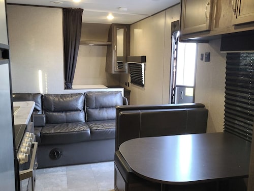Lovely 1-bedroom recreational vehicle with AC in Sacramento near Rancho Cordova