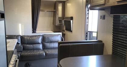 Lovely 1-bedroom recreational vehicle with AC in Sacramento near Rancho Cordova