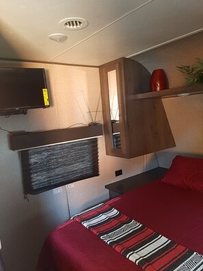 WiFi, bed sheets - Lovely 1-bedroom recreational vehicle with AC in Sacramento near Rancho Cordova (Sacramento)