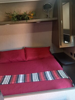WiFi, bed sheets - Lovely 1-bedroom recreational vehicle with AC in Sacramento near Rancho Cordova (Sacramento)