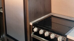 A kitchen with a refrigerator, microwave, and stove. - Lovely 1-bedroom recreational vehicle with AC in Sacramento near Rancho Cordova (Sacramento)