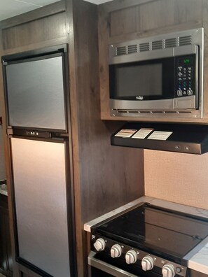 Private kitchen - Lovely 1-bedroom recreational vehicle with AC in Sacramento near Rancho Cordova (Sacramento)
