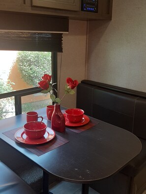 Dining - Lovely 1-bedroom recreational vehicle with AC in Sacramento near Rancho Cordova (Sacramento)