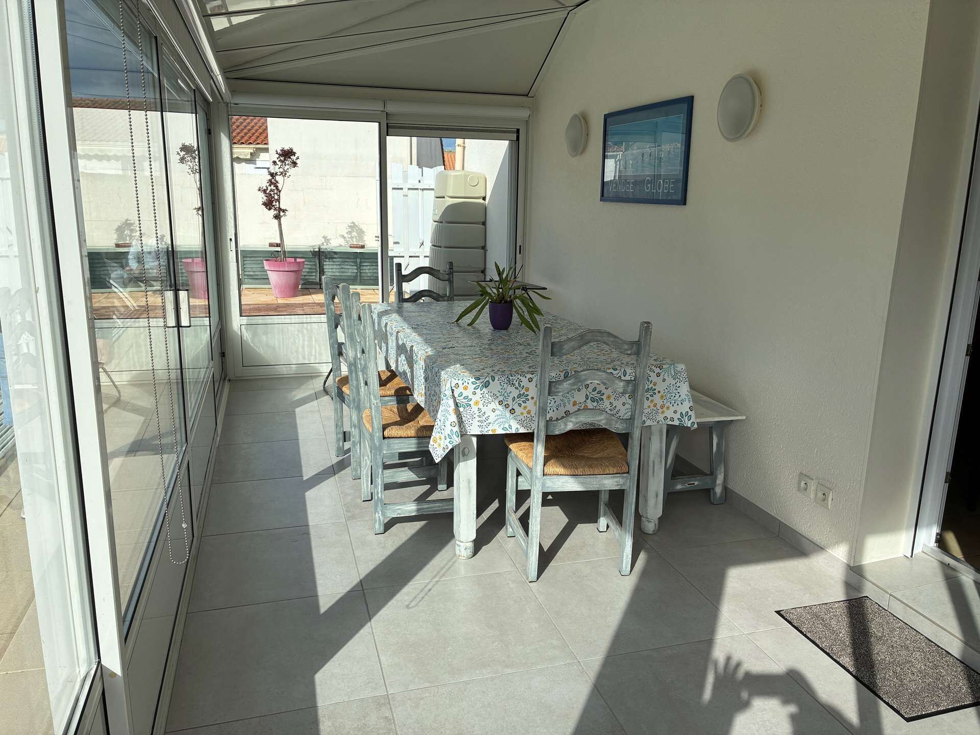 Een eethoek met een tafel voor vier personen, omringd door stoelen met zachte zittingen.