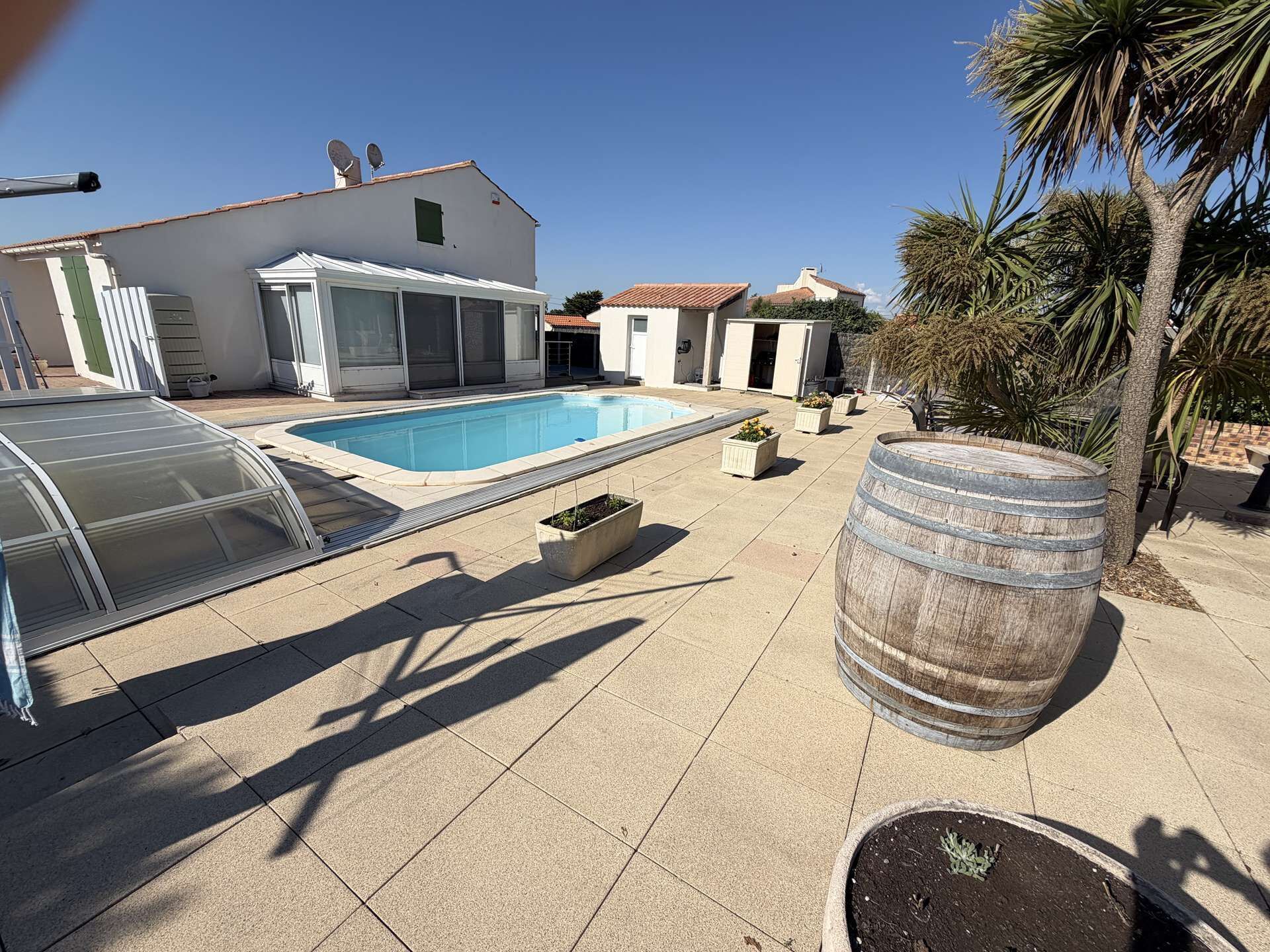 Una piscina, un garaje techado y un barril.