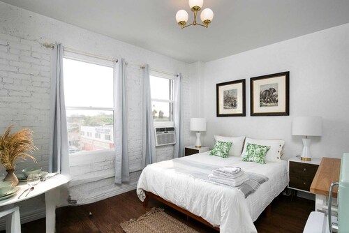 Cozy studio in lovely Los Angeles with refreshing AC