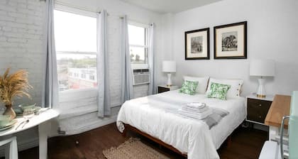 Cozy studio in lovely Los Angeles with refreshing AC