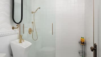 Een haardroger, handdoeken, zeep, toiletpapier