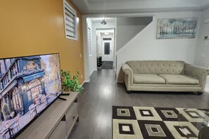 Interior - Spacious A/C home, Garage Parking, Close Airport (Calgary)
