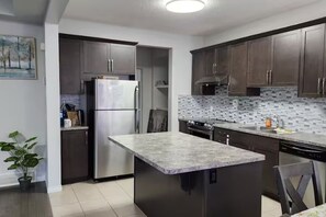 Private kitchen - Spacious A/C home, Garage Parking, Close Airport (Calgary)