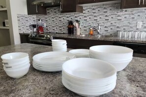Private kitchen - Spacious A/C home, Garage Parking, Close Airport (Calgary)