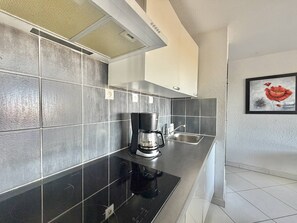 Kühlschrank, Ofen, Kochgeschirr/Geschirr/Besteck