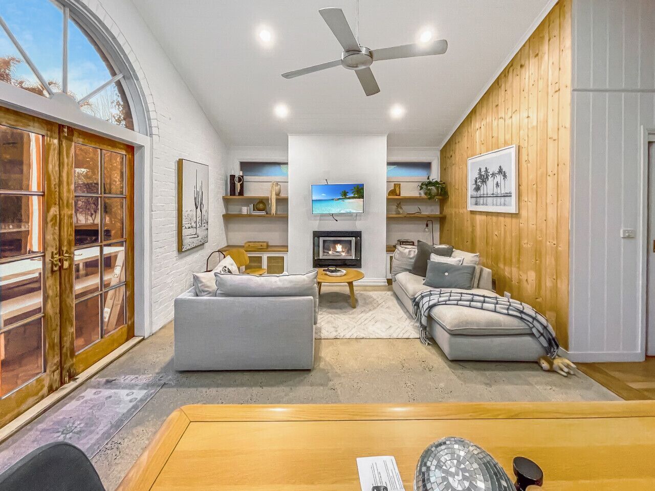 TV, fireplace