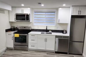 Private kitchen - Private suite, Close to Airport, SeparateEntrance (Calgary)