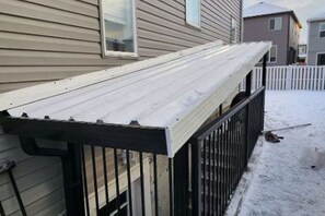 Property grounds - Guest suite, Close to Airport (Calgary)