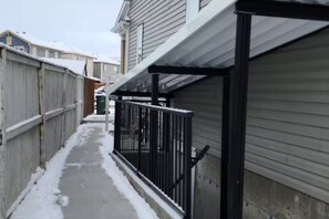 Property grounds - Guest suite, Close to Airport (Calgary)