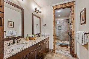 Shower, towels - Sunset Holiday at Eagles Nest - community amenities, pet friendly (Elk Park)