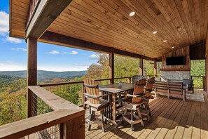 Outdoor dining - Sunset Holiday at Eagles Nest - community amenities, pet friendly (Elk Park)