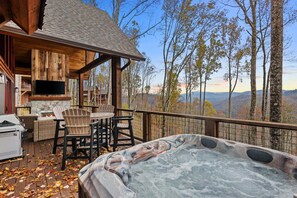Outdoor dining - Running Bear Lodge at Eagles Nest - community amenities (Banner Elk)
